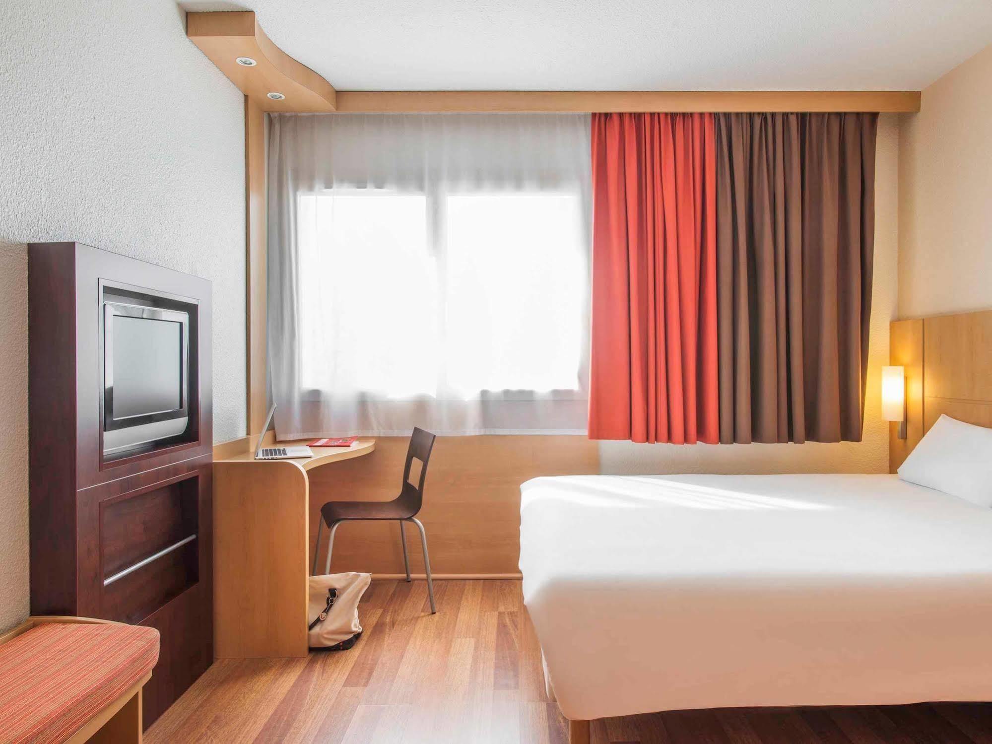 Ibis Cholet Hotel Exterior foto